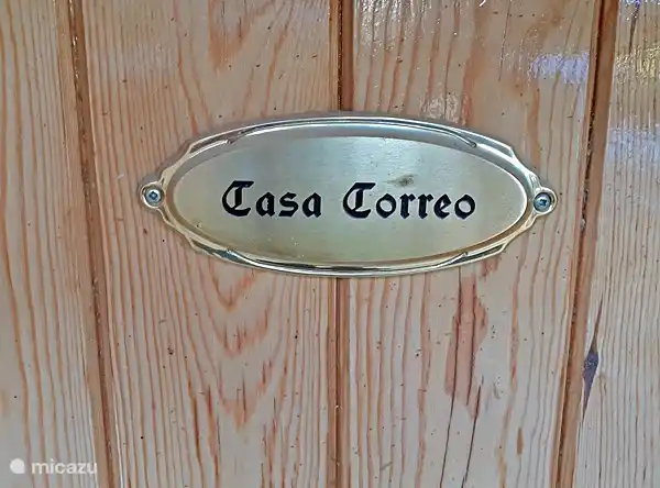 Plaque signalétique sur la porte.