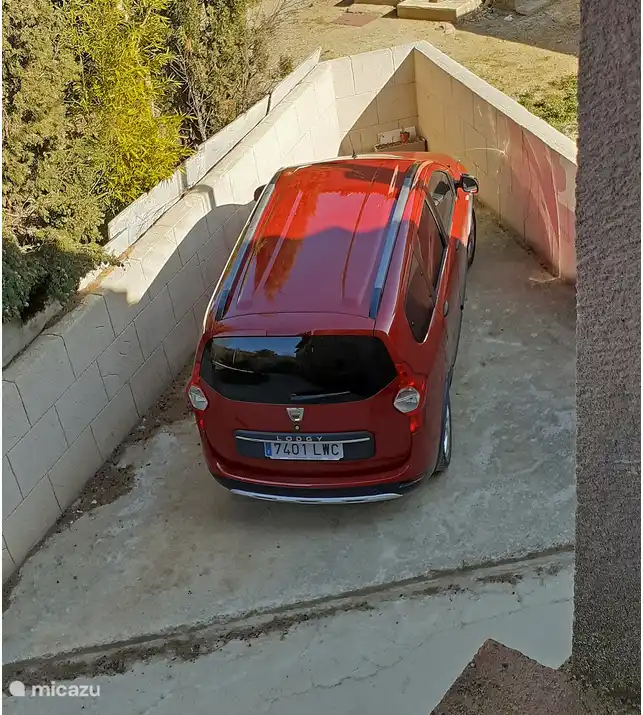 La place de parking est devant la maison.