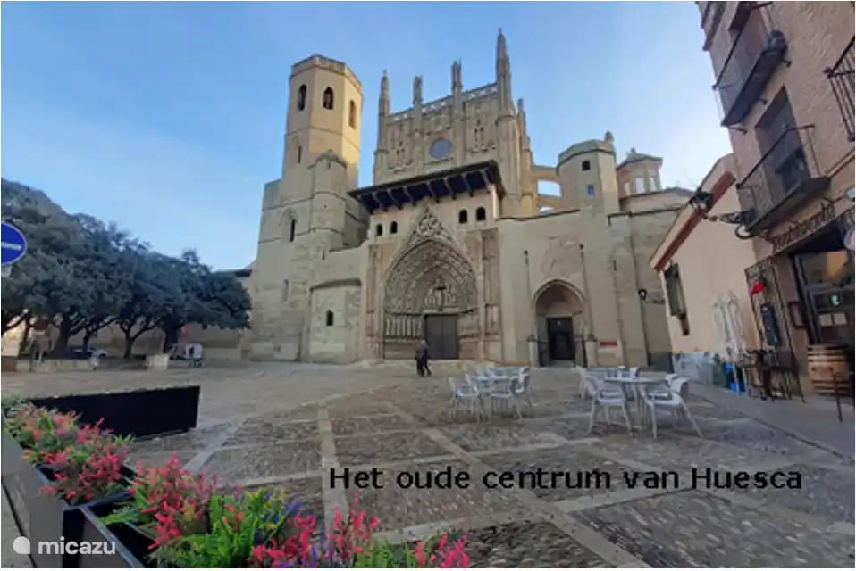 Huesca a un joli vieux centre.