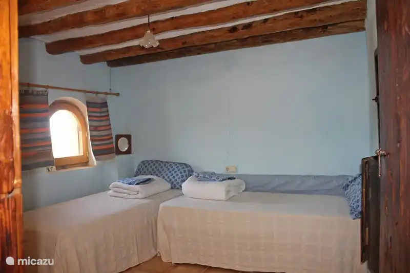 Chambre avec deux lits simples.