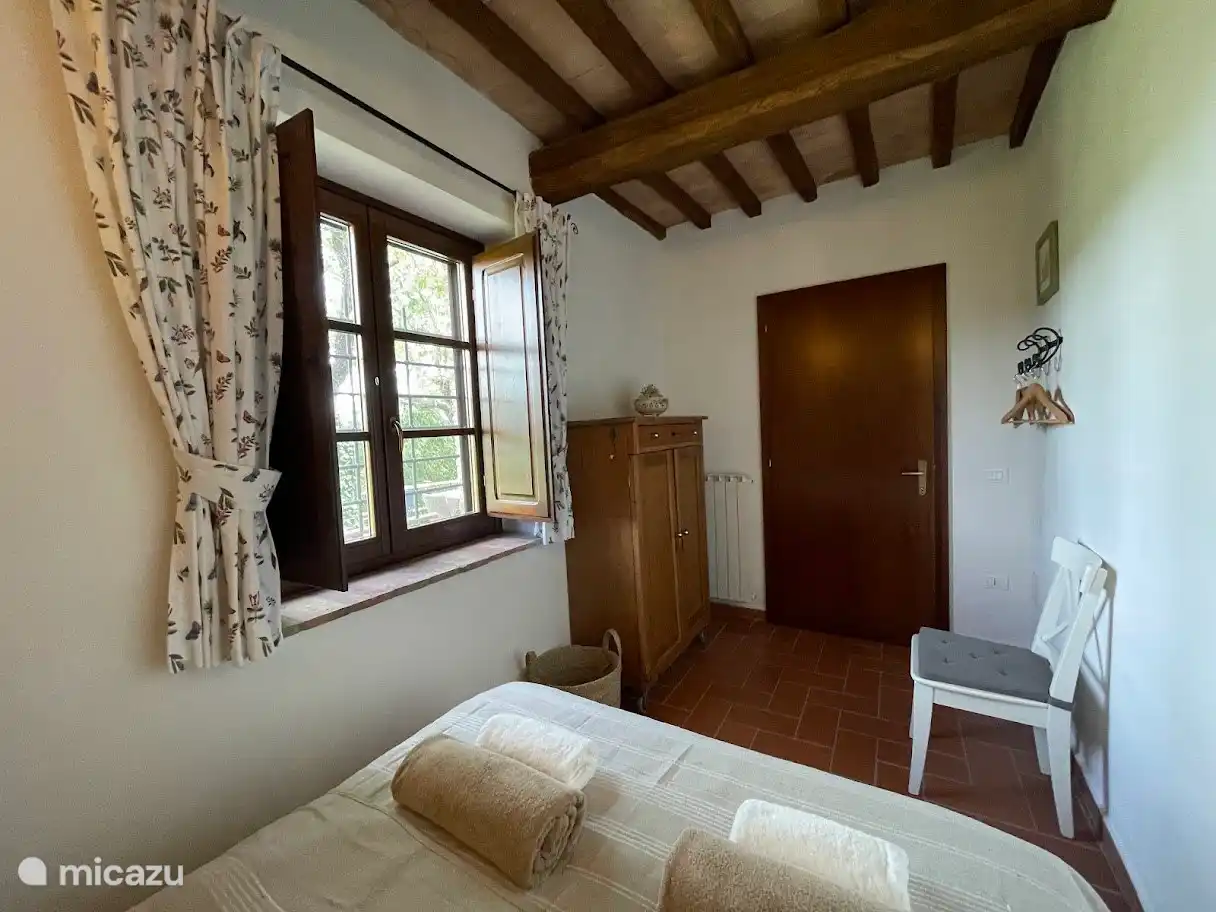 slaapkamer beneden met 2 persoonsbed 140 cm