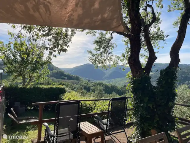 Location de Vacances Italie, Toscane, Garetto, maison de vacances - Casa Sogno Italiano Bel endroit pour lire un livre et regarder le soleil se coucher derrière les montagnes le soir.