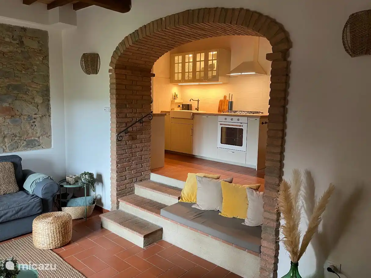 Blick vom Wohnzimmer in die Küche.