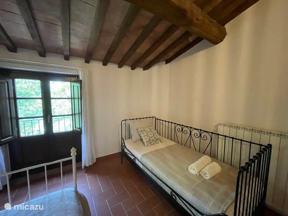 slaapkamer boven met 2 en 1 persoonsbed