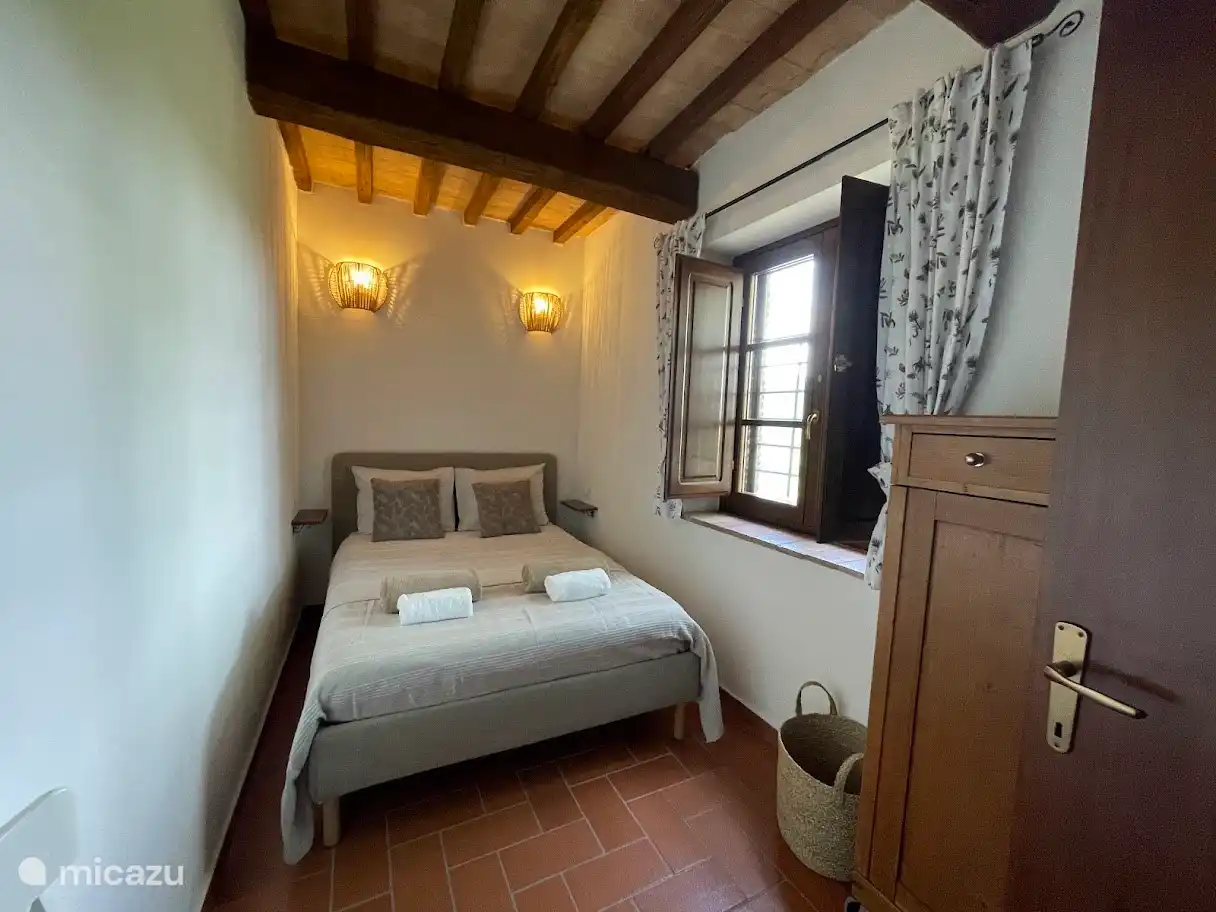 slaapkamer beneden met 2 persoonsbed 140 cm