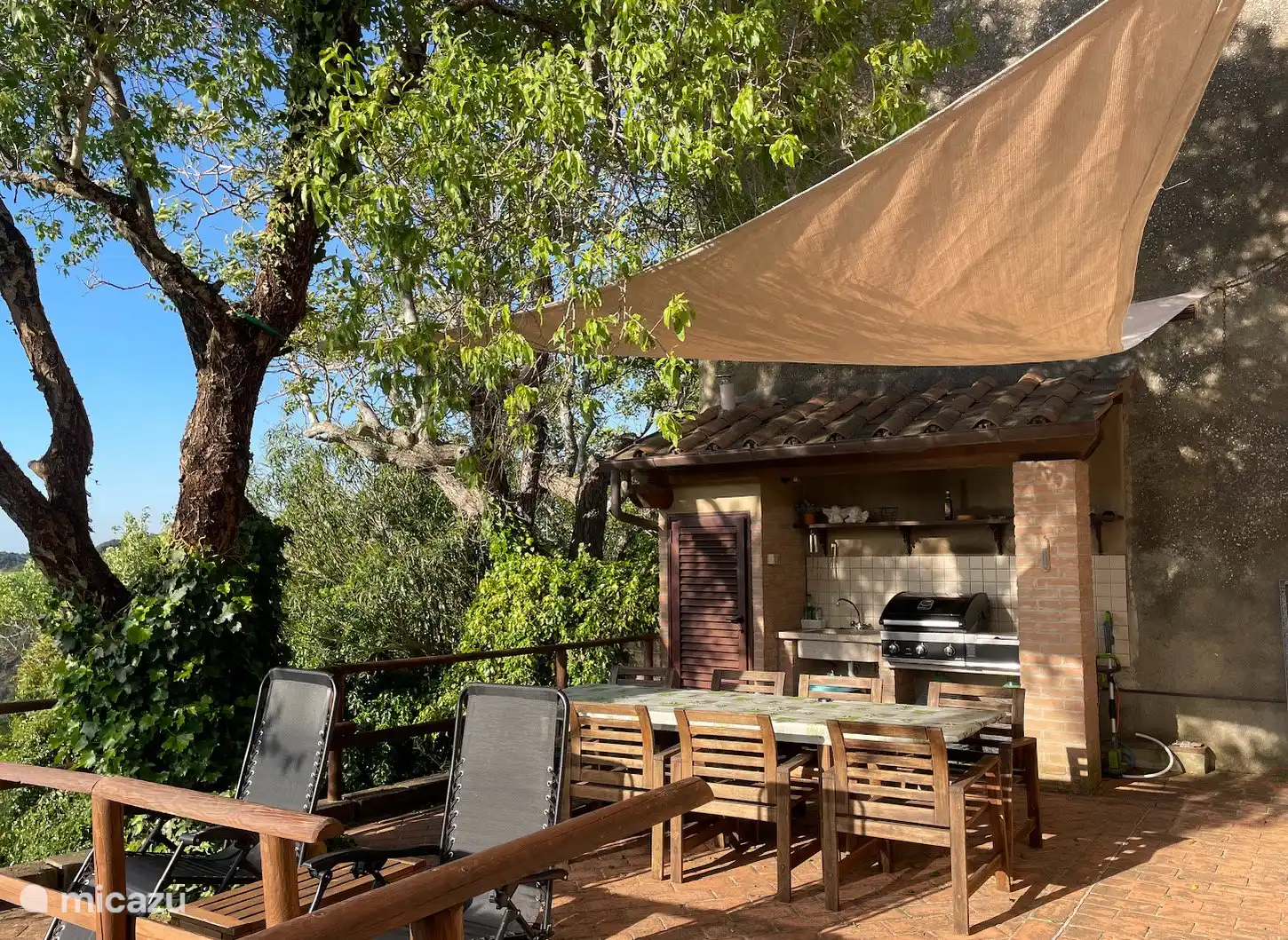Casa Sogno Italiano befindet sich hinten mit einer großzügigen Terrasse für optimale Privatsphäre. Der Mandelbaum auf der Terrasse und die aufgespannte Leinwand spenden an heißen Sommertagen Schatten.