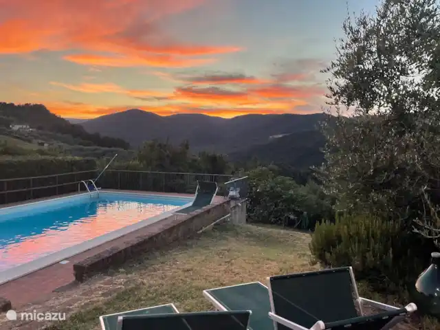 Location de Vacances Italie, Toscane, Garetto, maison de vacances - Casa Sogno Italiano Coucher de soleil au bord de la piscine