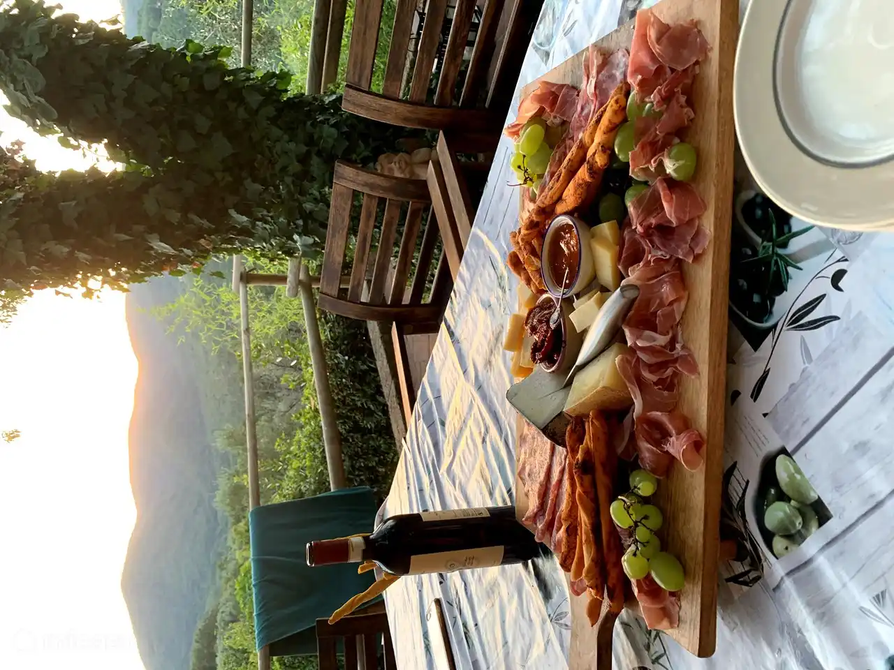 Genießen Sie das Essen auf Ihrer eigenen Terrasse mit wunderschöner Aussicht!