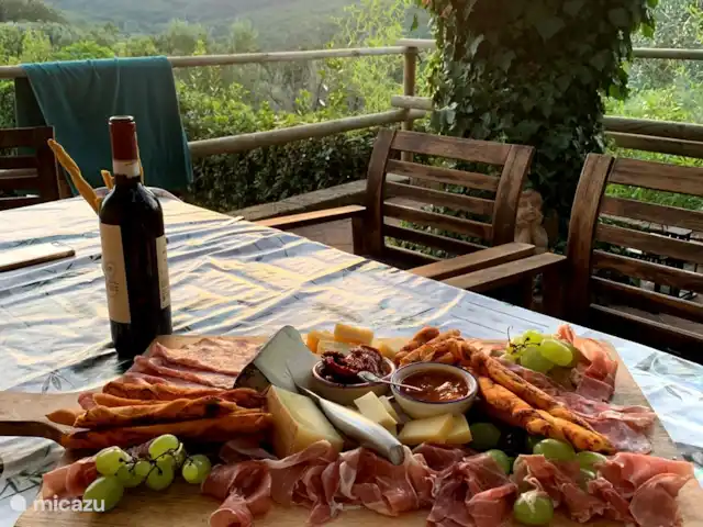 Location de Vacances Italie, Toscane, Garetto, maison de vacances - Casa Sogno Italiano Délicieux repas sur votre propre terrasse avec une belle vue !