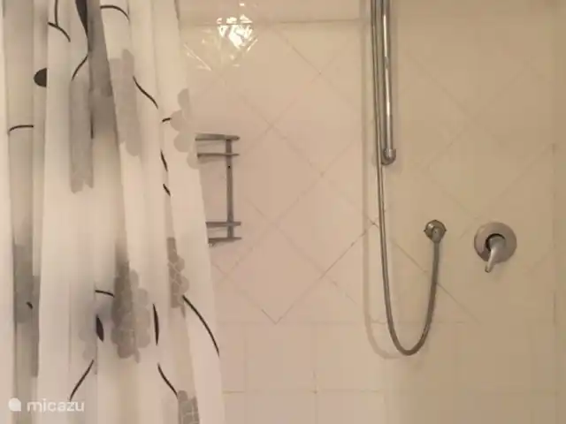 Location de Vacances Italie, Toscane, Garetto, maison de vacances - Casa Sogno Italiano Salle de bain au rez-de-chaussée avec douche, lavabo et toilettes.