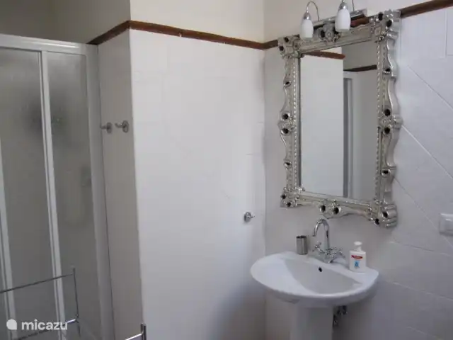 Location de Vacances Italie, Toscane, Garetto, maison de vacances - Casa Sogno Italiano Salle de bain au 1er étage avec douche, lavabo et WC