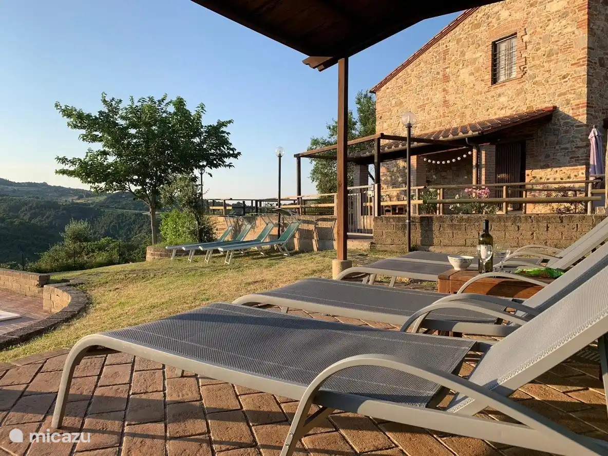 Schattiger Bereich/Terrasse am Pool.