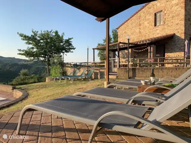 Location de Vacances Italie, Toscane, Garetto, maison de vacances - Casa Sogno Italiano Zone ombragée/terrasse au bord de la piscine.