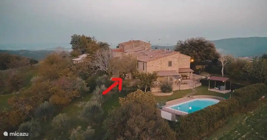 Casa Sogno Italiano befindet sich auf der Rückseite mit einer geräumigen Terrasse mit Außenküche und für optimale Privatsphäre. Der Mandelbaum darauf und die bespannte Leinwand spenden Schatten an den heißen Sommertagen. 