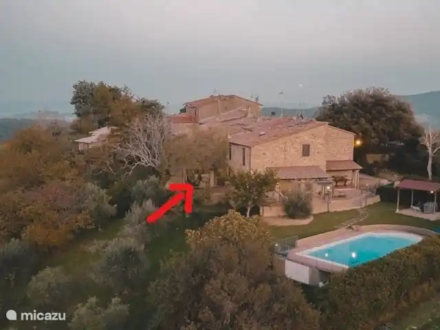 Location de Vacances Italie, Toscane, Garetto, maison de vacances - Casa Sogno Italiano Casa Sogno Italiano est situé à l’arrière avec une terrasse spacieuse avec cuisine extérieure et pour une intimité optimale. L’amandier dessus et la toile tendue fournissent de l’ombre pendant les chaudes journées d’été.