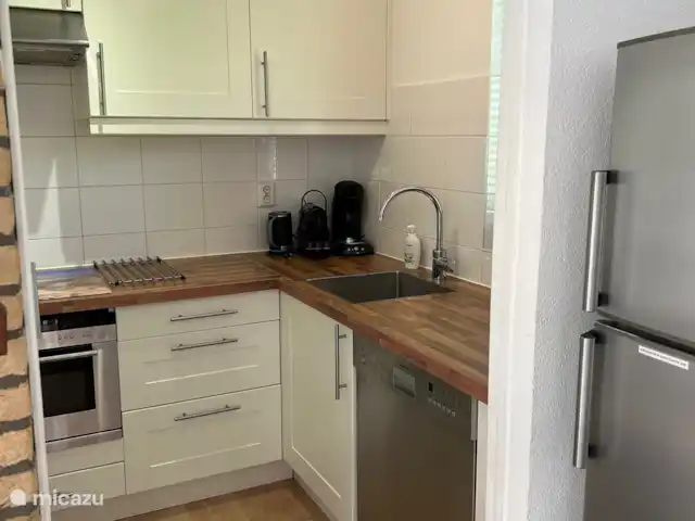 Location de Vacances Pays-Bas, Texel, De Cocksdorp, bungalow - Maison de Texel Cuisine avec plaque à induction, four micro-ondes combiné, lave-vaisselle, grand réfrigérateur avec congélateur, machine à café Nespresso, cafetière Senseo et cafetière filtre, bouilloire.