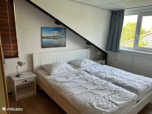 Location de Vacances Pays-Bas, Texel, De Cocksdorp, bungalow - Maison de Texel Chambre avec lit double et beaucoup d’espace de rangement. Planche à repasser et fer à repasser.