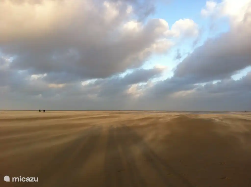 Der schöne breite Strand am Leuchtturm.