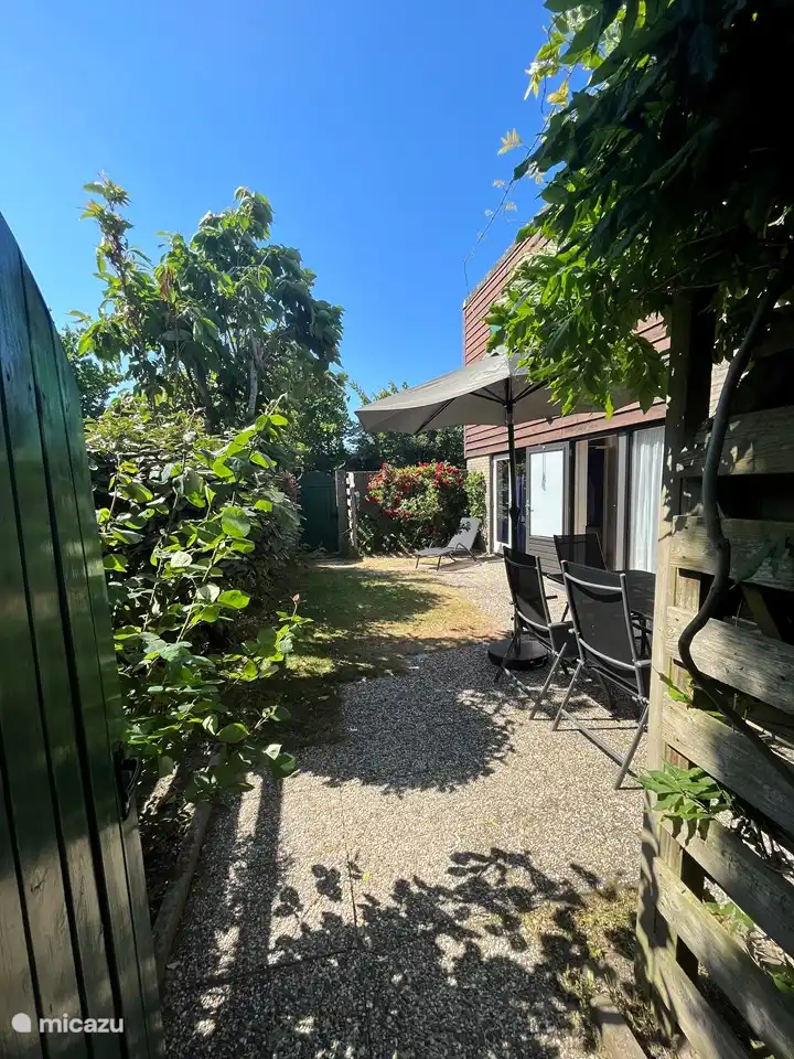 Ummauerter Seitengarten/Terrasse.
