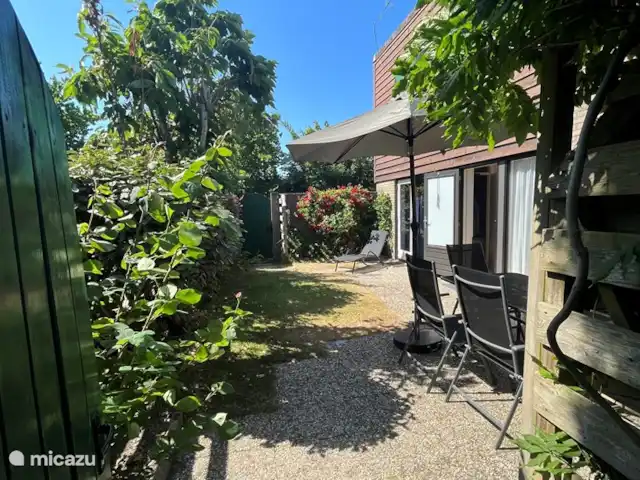 Location de Vacances Pays-Bas, Texel, De Cocksdorp, bungalow - Maison de Texel Jardin/patio latéral clos de murs.