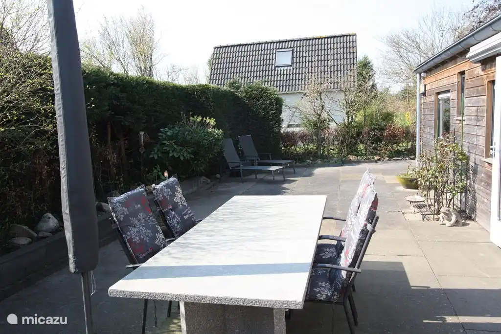 jardin privé, avec grande table d'extérieur et quatre coussins de siège dans un coffre de rangement. Aussi deux transats et parasol mobile.