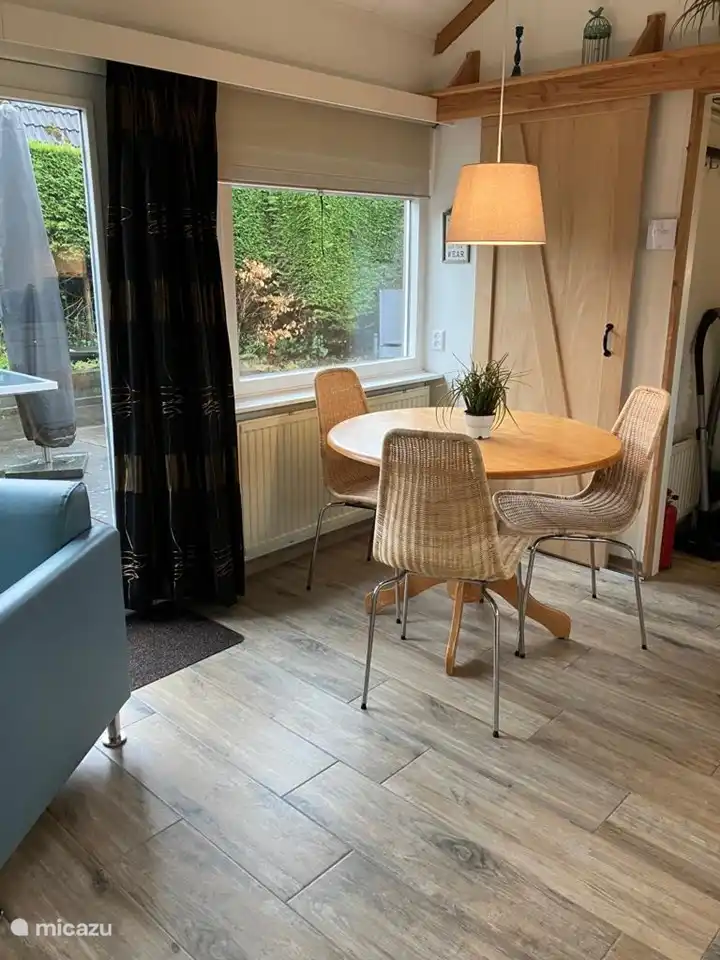 Le salon dispose d'une salle à manger ronde confortable.