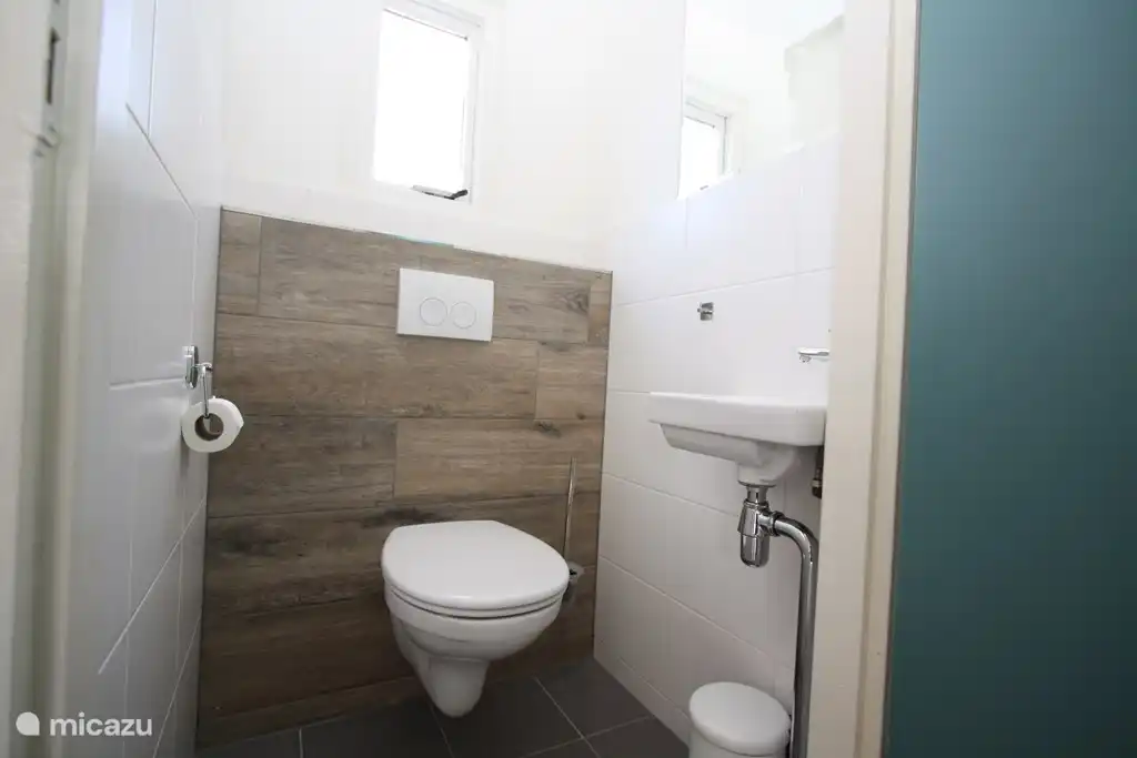 Toilettes séparées dans le hall en face du vestiaire.