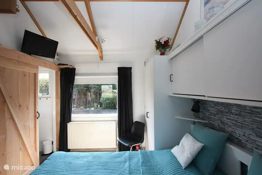 La chambre a une deuxième télévision numérique.