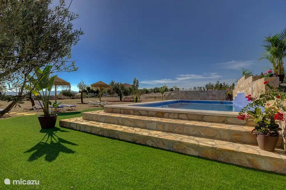 Pool (8 x 4 meters) Villa Damara