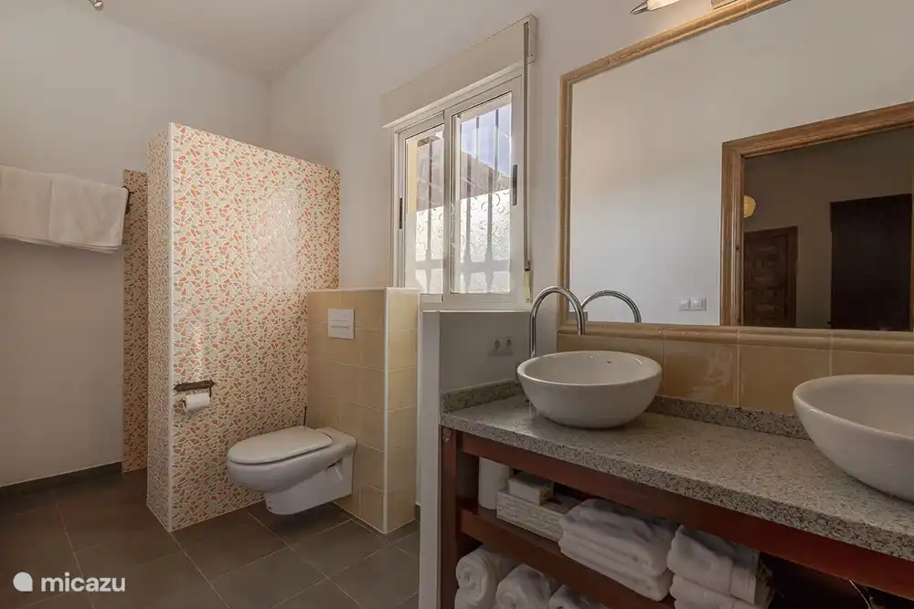 Bathroom 1 apartment Granada