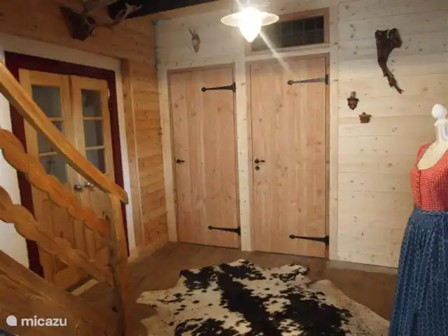 Alpentraum, apartamento Almhof en Austria, Carintia, Kaning (Radenthein) - apartamento El salón bellamente decorado, con escaleras a un dormitorio en el 1er piso.