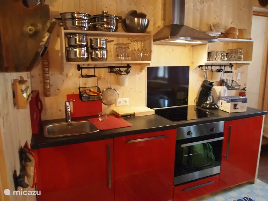 Die offene Küche. Mit Backofen, Geschirrspüler, Senseo-App., Wasserkocher.