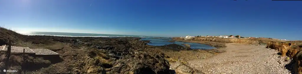 De 'rotskust' met kleine baaitjes worden afgewisseld door prachtige zandstranden.