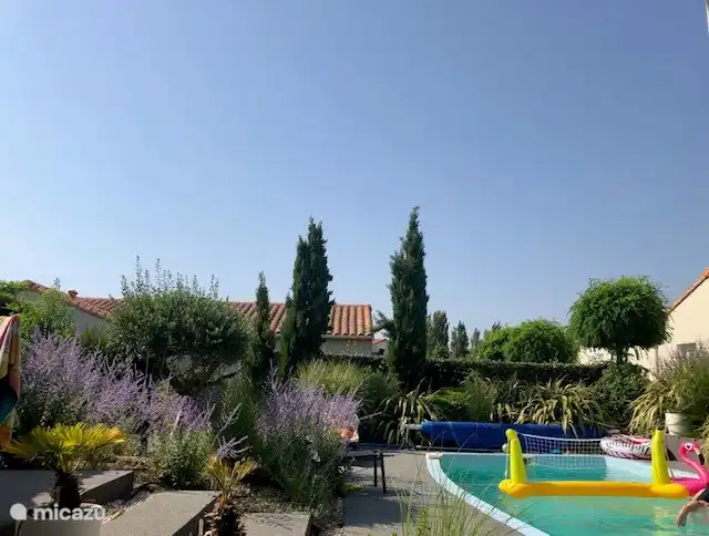 Het zwembad is voorzien van een zwembadalarm, maar dit vervangt natuurlijk niet het (ouderlijk) toezicht!