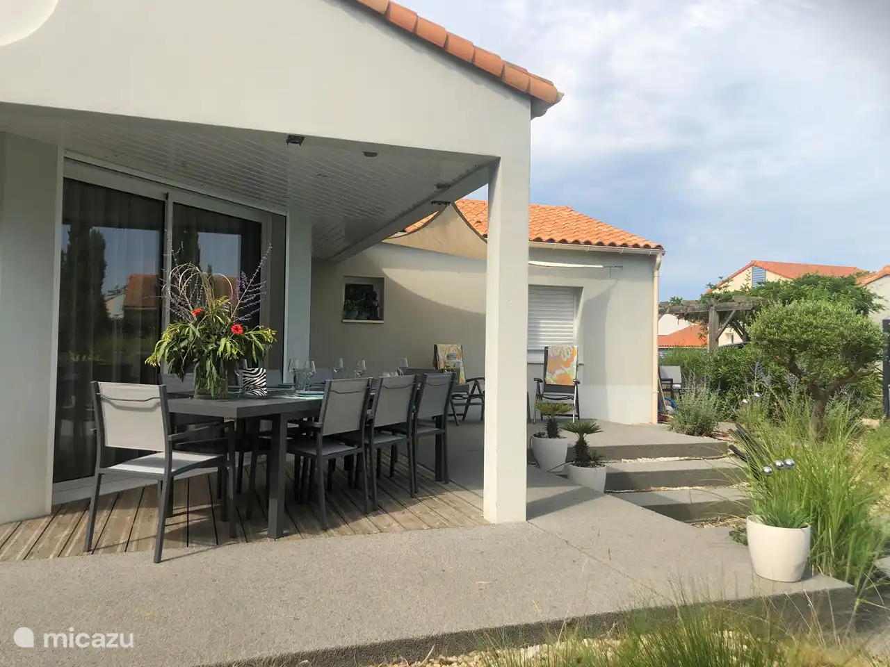 Grote eettafel met 8 stoelen!