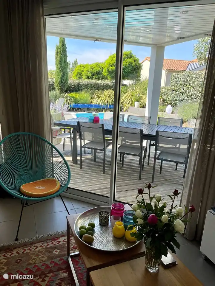 Uitzicht vanuit de comfortabele woonkamer