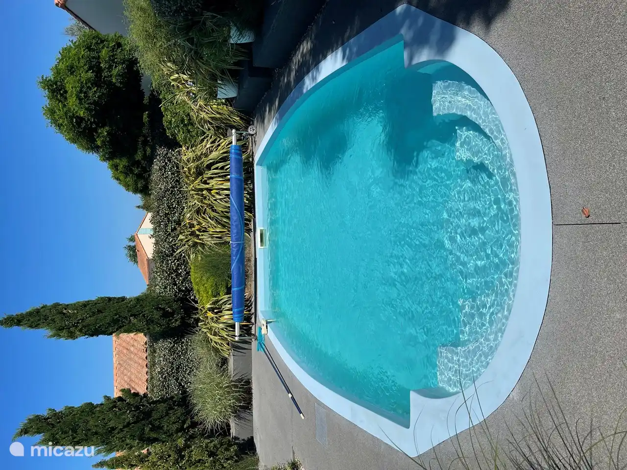 Zwembad  op basis van zoutwater met afdekmogelijkheid, houdt water warmer én schoner