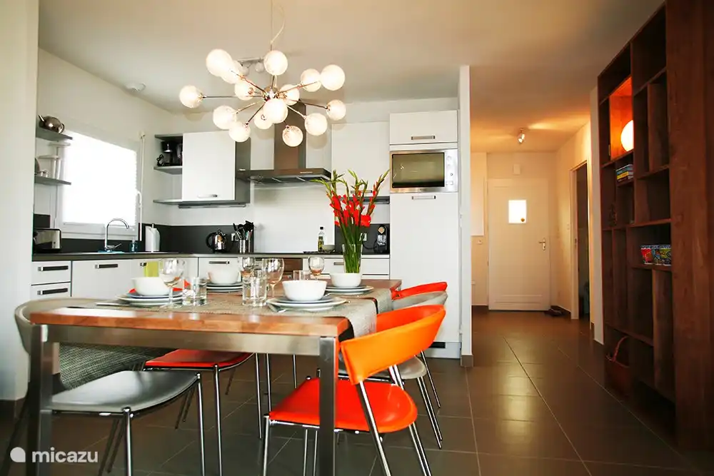 Open keuken met o.a. Nespresso, oven, vaatwasmachine, koelvriescombinatie, broodrooster, inductiekookplaat enz