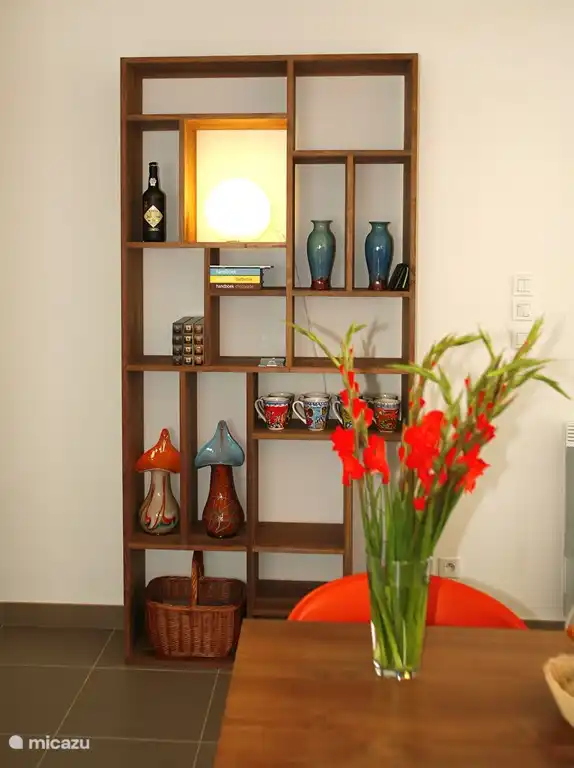 Mooie moderne materialen, veel duurzaam teak en leder.