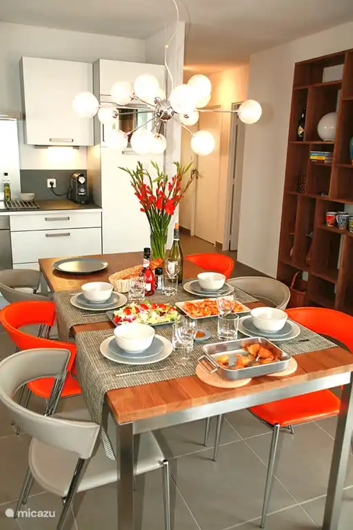 Uitgebreide hoeveelheid 'keukeninrichting'. Meer dan genoeg borden, bestek, glazen.