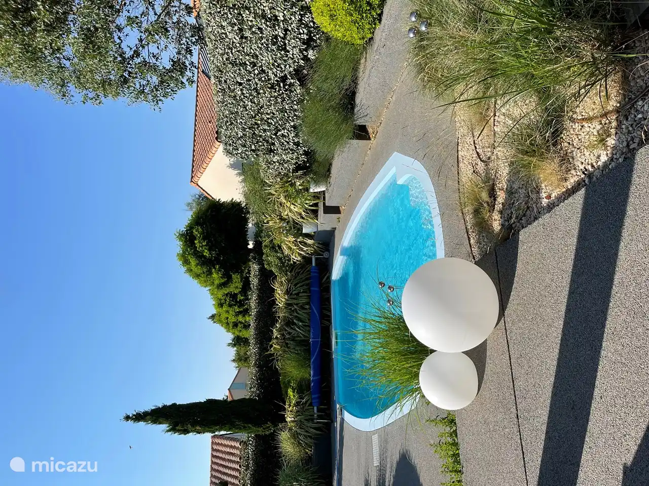 Sfeervolle tuinverlichting die 's avonds automatisch aangaat op basis van zonne-energie. Ook kun je 's avonds het zwembad onderwater verlichten