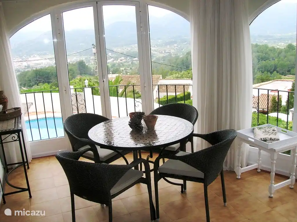 Naya met adembenemend zicht op de bergen en zwembad