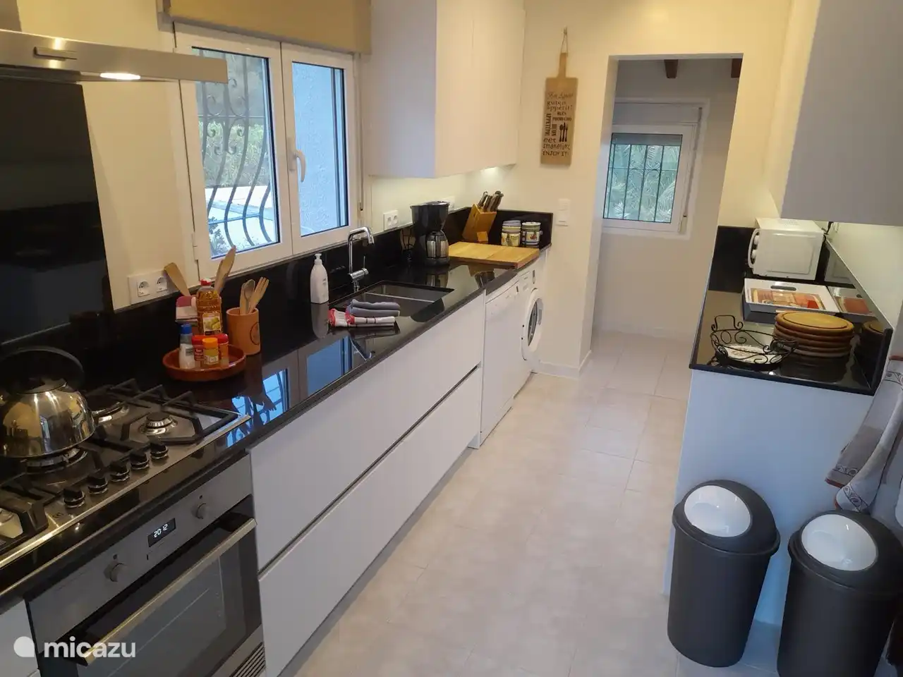 Nieuwe keuken met vaatwasser en wasmachine