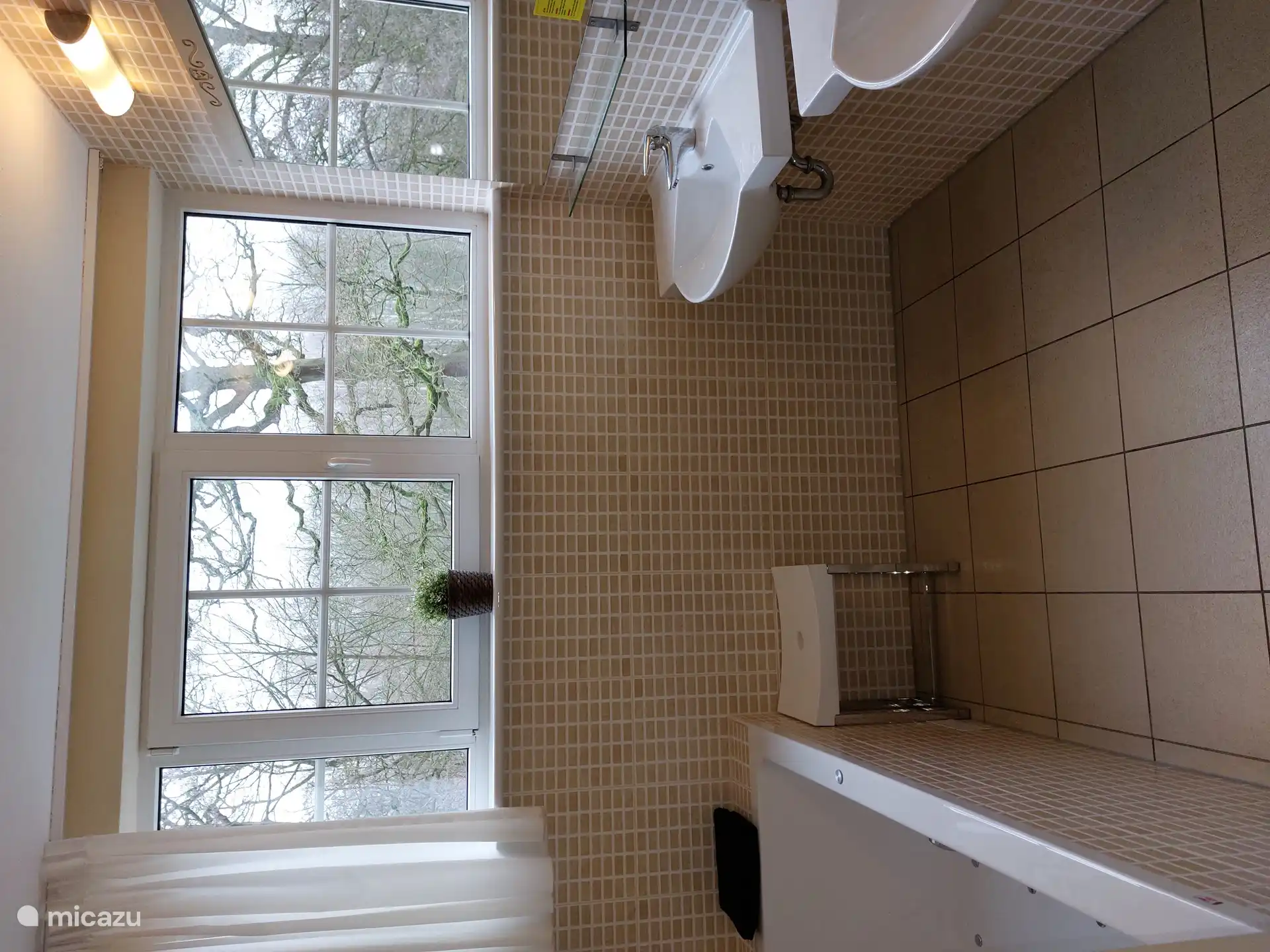 1st floor: Bathroom with whirlpool and 2 washbasins