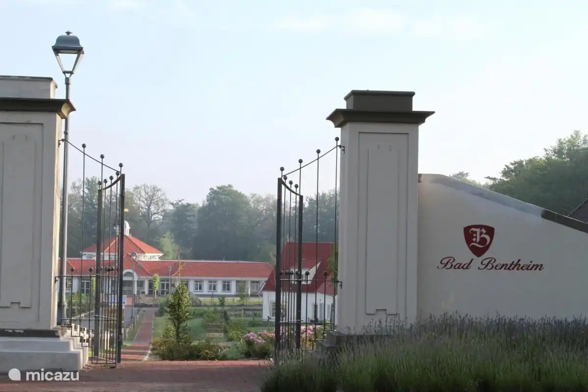 Central building with restaurant, (indoor) playground, entertainment team, supermarket and bicycle rental and a miniature golf course.