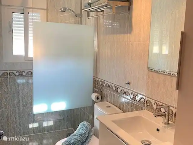Maison Bilbao | Espagne, Costa Blanca, La Marina - maison de vacances salle de bain avec douche spacieuse à l'italienne