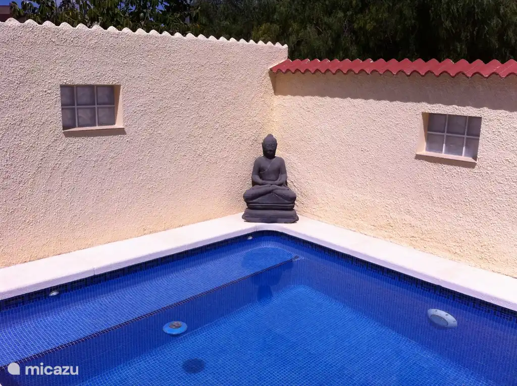 zwembad met verlichting