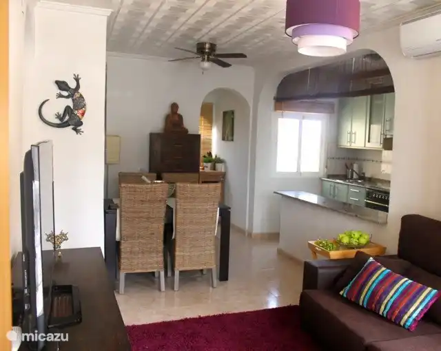 knusse woonkamer met open keuken ( airco ) 