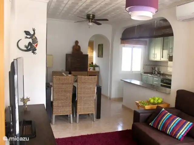 Maison Bilbao | Espagne, Costa Blanca, La Marina - maison de vacances salon cosy avec cuisine ouverte (climatisation)