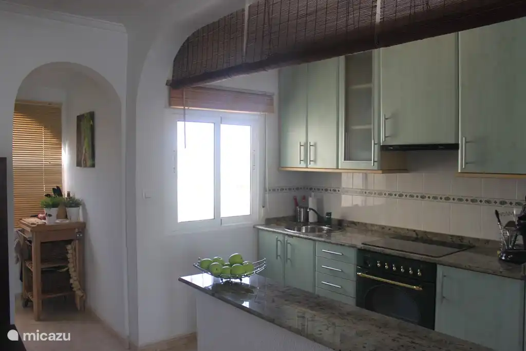 volledig ingerichte keuken met oven , keramische kookplaat , magnetron , waterkoker , blender , senseo .